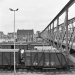 839079 Gezicht op de voetbrug over het emplacement van het N.S.-station Venlo te Venlo.